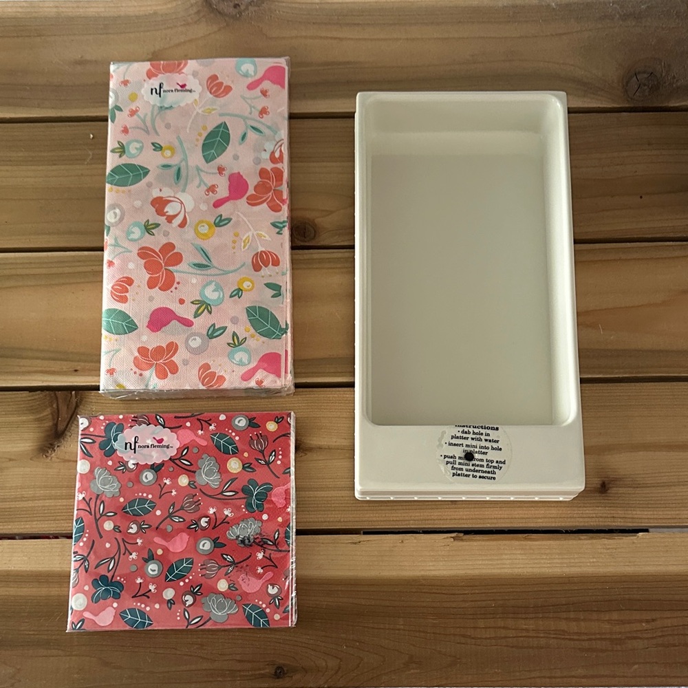 Nora Fleming Retired Pearl Dot Melamine Guest Towel holder Set w/2 pks napkins